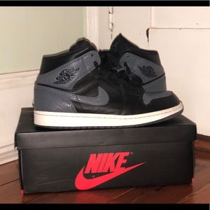 Jordan 1 Mid " Black Dark Grey "